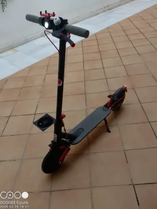 Patinete Eléctrico Negro y Rojo