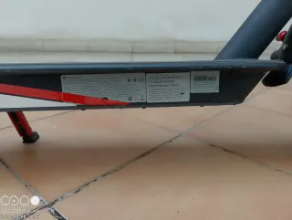 Patinete Eléctrico Negro y Rojo