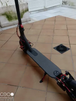 Patinete Eléctrico Negro y Rojo