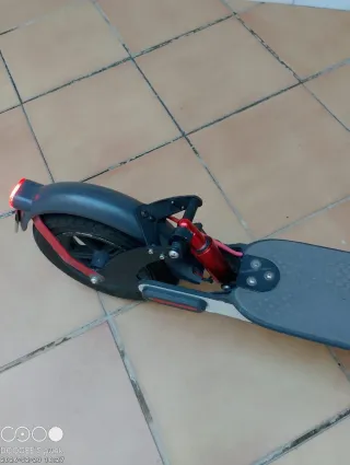 Patinete Eléctrico Negro y Rojo