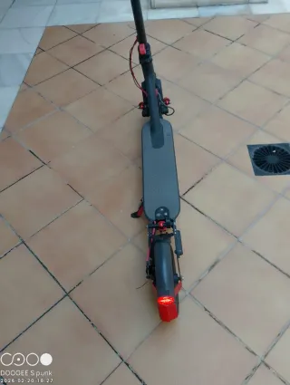 Patinete Eléctrico Negro y Rojo