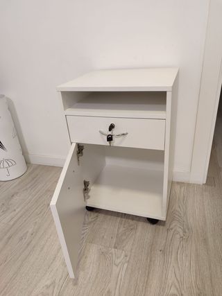 Cajonera blanca con ruedas y cerradura
