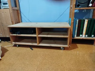 Mesa TV de madera con ruedas