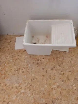 Pila de lavar blanca