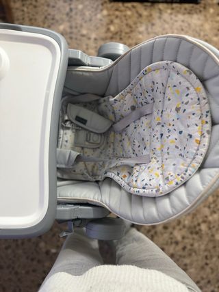 Trona de bebe Kinderkraft gris con estampado