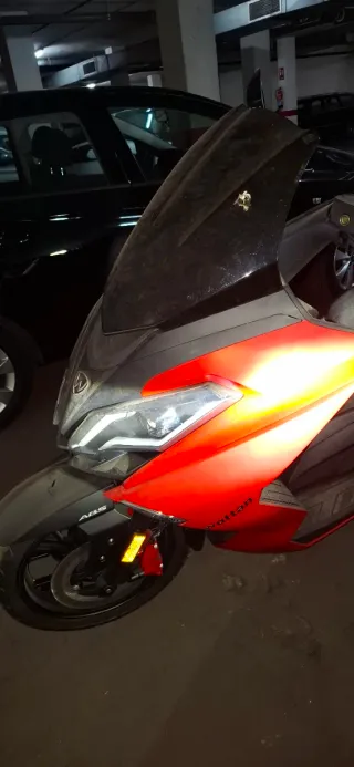 Maxi Scooter Roja y Negra