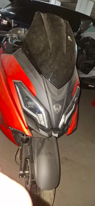 Maxi Scooter Roja y Negra