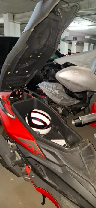 Maxi Scooter Roja y Negra