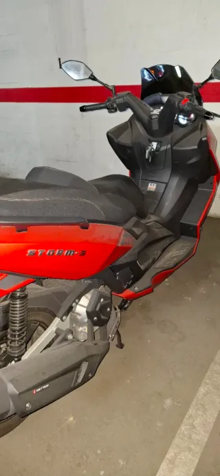 Maxi Scooter Roja y Negra