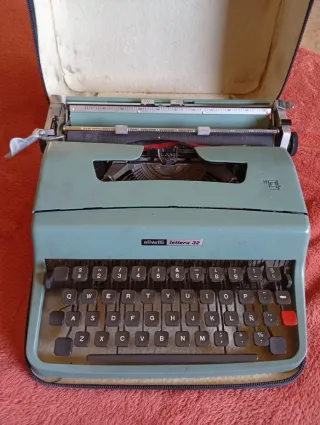 Máquina de escribir Olivetti Lettera 32 con funda