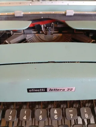 Máquina de escribir Olivetti Lettera 32 con funda