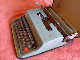 Máquina de escribir Olivetti Lettera 32 con funda