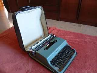 Máquina de escribir Olivetti Lettera 32 con funda