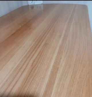 Mesa de cocina con  cuatro sillas a juego.