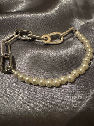 Pulsera con eslabones y bolitas blancas