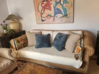 Sofá de ratán con 2 mesas auxiliares