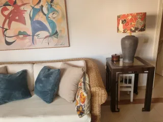 Sofá de ratán con 2 mesas auxiliares