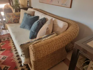 Sofá de ratán con 2 mesas auxiliares