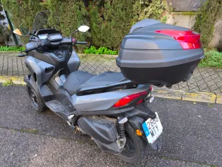 Motocicleta Yamaha tricity 300
