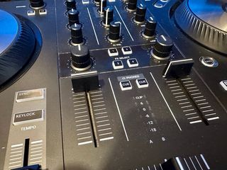 Controlador DJ Traktor S2 MK3 + Traktor Pro 4