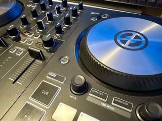 Controlador DJ Traktor S2 MK3 + Traktor Pro 4