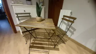 MESA Y SILLAS DE EXTERIOR EN MADERA Y METAL.