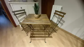 MESA Y SILLAS DE EXTERIOR EN MADERA Y METAL.