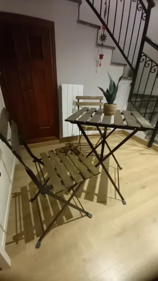 MESA Y SILLAS DE EXTERIOR EN MADERA Y METAL.