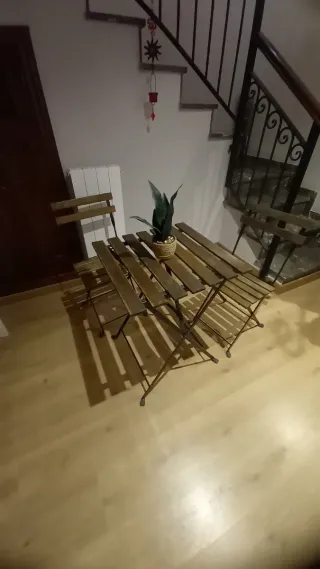 MESA Y SILLAS DE EXTERIOR EN MADERA Y METAL.