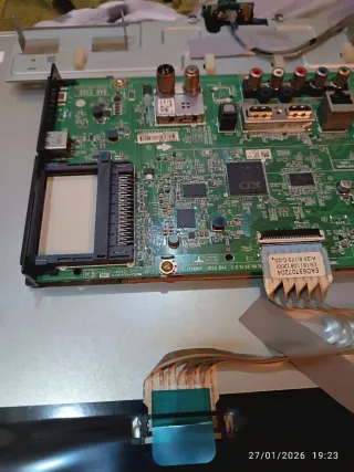 Televisión LG 24MT49S para piezas