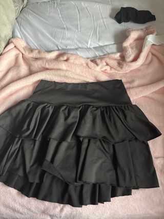Falda negra con volantes