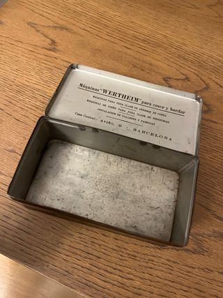 Lata antigua Wertheim para coser