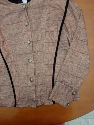 Chaqueta marrón con botones