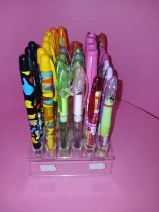 Set penne colorate in porta penne trasparente