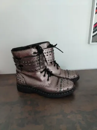 Botines Alma en Pena cobre metalizado tachas