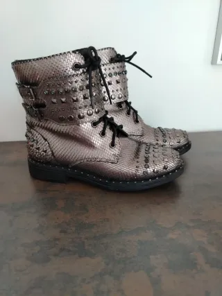 Botines Alma en Pena cobre metalizado tachas