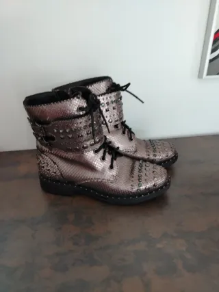 Botines Alma en Pena cobre metalizado tachas