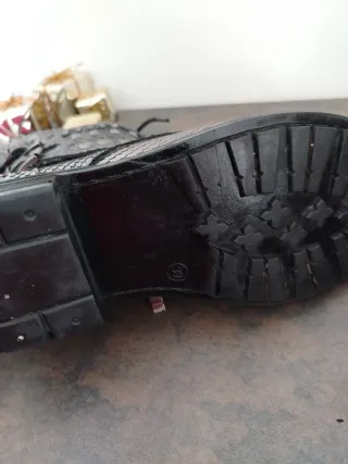 Botines Alma en Pena cobre metalizado tachas