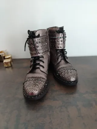 Botines Alma en Pena cobre metalizado tachas