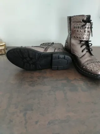 Botines Alma en Pena cobre metalizado tachas