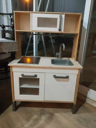Piccola cucina in legno per bambini