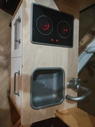 Piccola cucina in legno per bambini