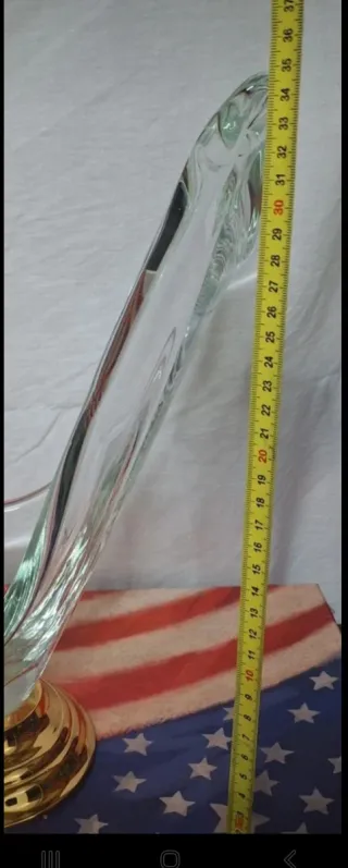 Jarrón de cristal con base dorada