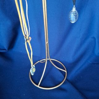 Expositor de collares de sobremesa dorado