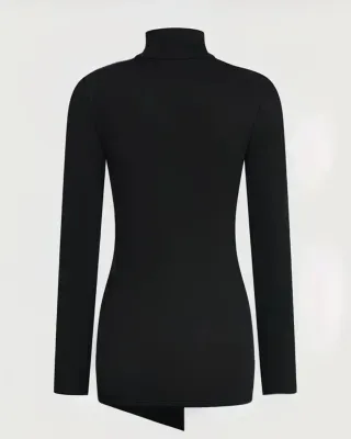 Blusa negra cuello alto asimétrica