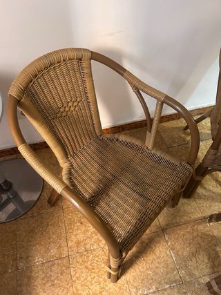 Mesa redonda y 4 sillas de ratán