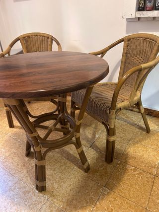Mesa redonda y 4 sillas de ratán