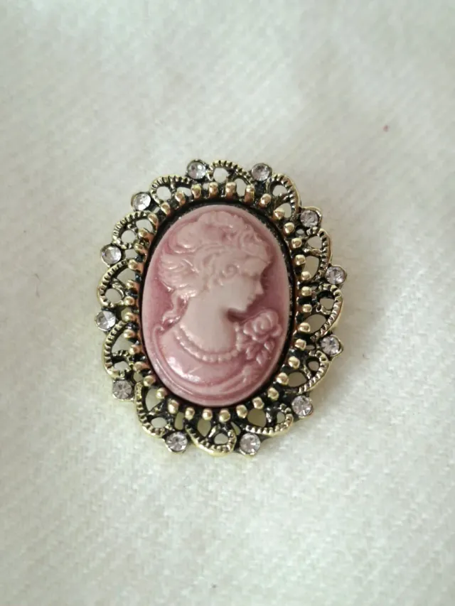 Broche Camafeo Rosa con Detalles Dorados