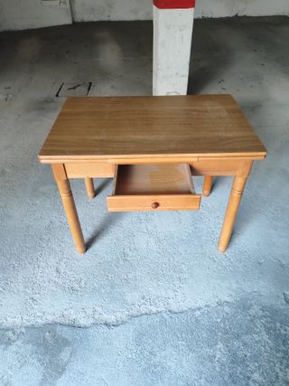 Mesa de madera con cajón