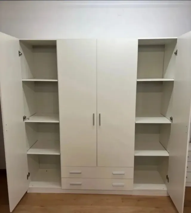 Guarda-roupa branco com 4 portas e 2 gavetas